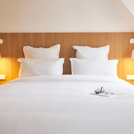מלון 9hotel Republique 4*