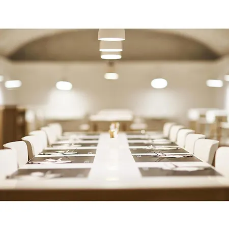 9hotel Republique 4*