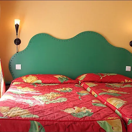מלון 9hotel Republique 4*