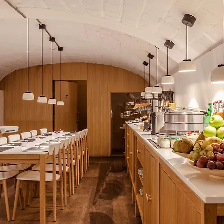 9hotel Republique 4*