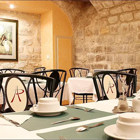 מלון 9hotel Republique 4*