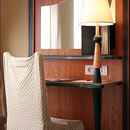 מלון 9hotel Republique 4*